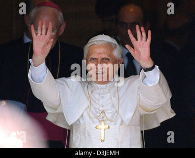 (Dpa) - Papst Benedict XVI lächelt und winkt der wartenden Menge auf dem Platz St. Peter im Vatikan in Rom, Italien, 21. April 2005 seine Hände. Der Papst besucht seine Wohnung, wo er für die letzten 24 Jahre direkt neben dem Vatikan, für vier Stunden am Nachmittag gelebt hatte. Stockfoto