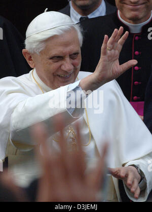 (Dpa) - Papst Benedict XVI lächelt und winkt der wartenden Menge auf dem Platz St. Peter im Vatikan in Rom, Italien, 21. April 2005 seine Hand. Der Papst besucht seine Wohnung, wo er für die letzten 24 Jahre direkt neben dem Vatikan, für vier Stunden am Nachmittag gelebt hatte. Stockfoto