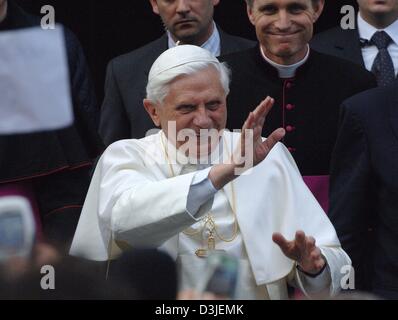 (Dpa) - Papst Benedict XVI lächelt und winkt der wartenden Menge auf dem Platz St. Peter im Vatikan in Rom, Italien, 21. April 2005 seine Hand. Der Papst besucht seine Wohnung, wo er für die letzten 24 Jahre direkt neben dem Vatikan, für vier Stunden am Nachmittag gelebt hatte. Stockfoto