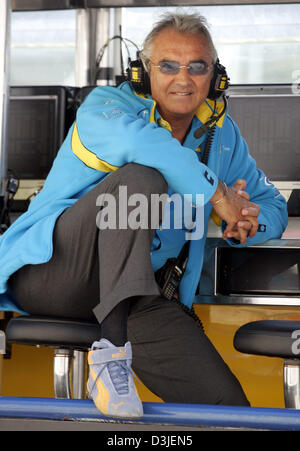 (Dpa) - Flavio Briatore, italienischer Teamchef von Renault lächelt der Formel-1-Rennstrecke in Imola, Italien, Freitag, 22. April 2005. Das The Grand Prix von San Marino wird hier Sonntag, 24. April 2005 gestartet. Stockfoto