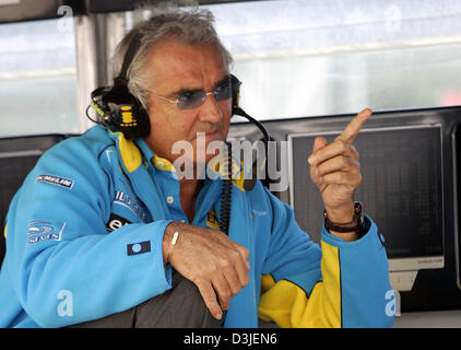 (Dpa) - Flavio Briatore, italienischer Teamchef Renault Gesten mit dem Finger an der Formel1 Rennstrecke in Imola, Italien, Freitag, 22. April 2005. Das The Grand Prix von San Marino wird hier Sonntag, 24. April 2005 gestartet. Stockfoto