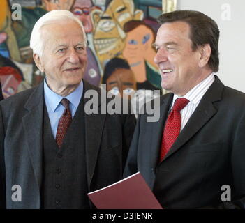 (Dpa) - Richard von Weizsäcker (L), ehemaliger Bundespräsident und Mitglied der Balkan-Kommission und deutsche Bundeskanzler Gerhard Schröder, Lächeln, als sie bei ihrem Treffen im Kanzleramt in Berlin, Donnerstag, 21. April 2005 miteinander chatten. Der internationalen Balkan-Kommission übergab Schröder einen Bericht über die Zukunft des Balkans in Europa. Stockfoto