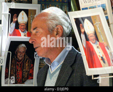 (Dpa) - ein Souvenir Händler steht zwischen den Bildern von der neu gewählten Pope Benedict XVI (R) und seinen Vorgänger, den verstorbenen Papst Johannes Paul II in einem Souvenir-Shop in Rom, Italien, Donnerstag, 21. April 2005. Das Konklave der deutsche Kardinal Joseph Ratzinger zum Papst am Dienstag Abend, 19. April 2005 gewählt. Stockfoto