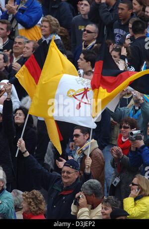 (Dpa) - deutsche Pilger jubeln und winken ihren Händen während der deutschen und der Vatikan Nationalflaggen schwanken, während sie darauf, für das Erscheinungsbild der neuen Papst Benedict XVI am St.-Peter Platz in Rom, Italien, Dienstag, 19. April 2005 warten. Die 115 Kardinäle vereinbart vermutlich bereits auf Joseph Ratzinger als Nachfolger für den verstorbenen Papst Johannes Paul II nach dem vierten Wahlgang während der Konklave in t Stockfoto