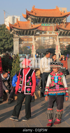 China, Yunnan, Kunming, Frauen aus ethnischen Minderheiten, Tracht, Stockfoto