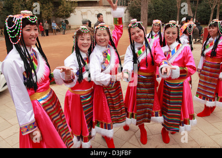 China, Yunnan, Kunming, Frauen aus ethnischen Minderheiten, Stockfoto