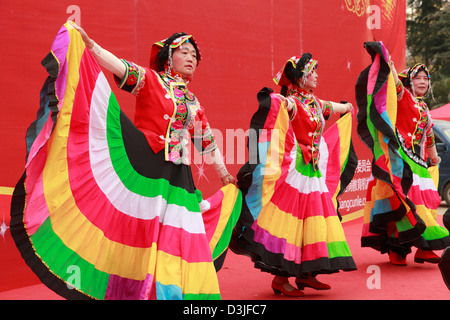 China, Yunnan, Kunming, Frauen aus ethnischen Minderheiten, tanzen, Stockfoto