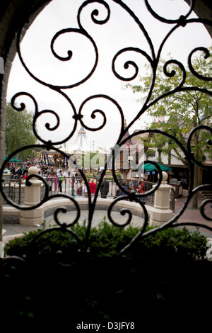 Blick auf die Hauptstraße in Disneyland Paris durch ein Fenster Stockfoto