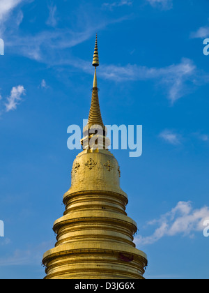 Goldene Pagode mit blauem Himmel im Wat Phra, dass Hariphunchai, Lamphun Provinz, Thailand Stockfoto