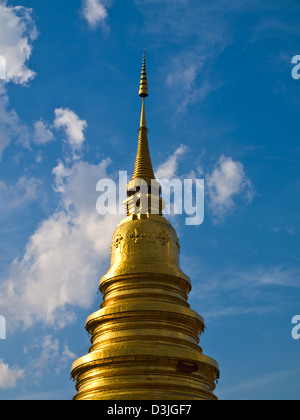 Goldene Pagode mit blauem Himmel im Wat Phra, dass Hariphunchai, Lamphun Provinz von Thailand Stockfoto