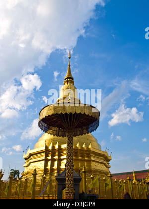 Goldene Pagode mit blauem Himmel im Wat Phra, dass Hariphunchai, Lamphun Provinz von Thailand Stockfoto