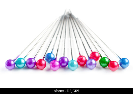 Farbige Nähen Pins auf weißem Hintergrund Stockfoto
