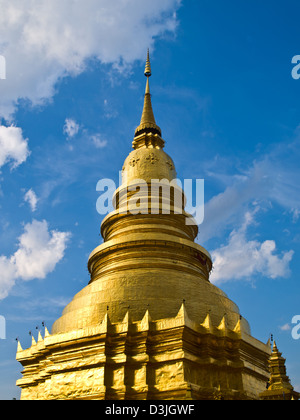 Goldene Pagode mit blauem Himmel im Wat Phra, dass Hariphunchai, Lamphun Provinz von Thailand Stockfoto