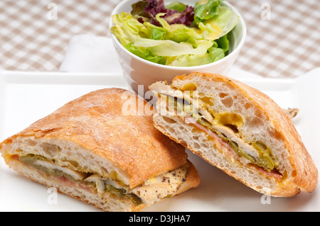 traditionelle italienische Ciabatta Panini Sandwich Hähnchen Gemüse und Aioli Stockfoto