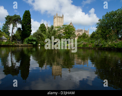 Wells Cathedral spiegelt sich in den Pool im Schlossgarten des Bischofs Stockfoto