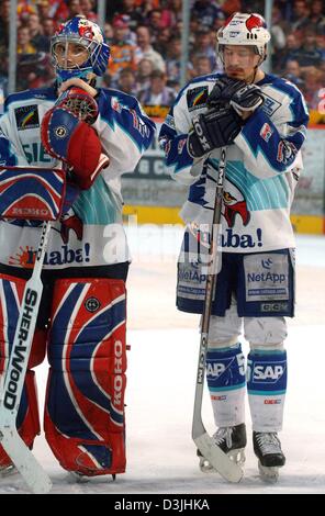 (Dpa) - die Mannheimer Jochen Hecht (R) Kapitän und Torhüter Cristobal Huet (L) suchen enttäuscht, nachdem ihr Team der deutschen Eishockeyliga-Match zwischen Eisbaeren Berlin und die Adler Mannheim in Berlin, 15. April 2005 verloren. Mannheim verloren: 1-4 gegen Berlin gewonnen die beiden vorherigen Spiele in die Play-off-Finals-Serie unter den deutschen Eishockey-Weltmeister-Titel. Stockfoto