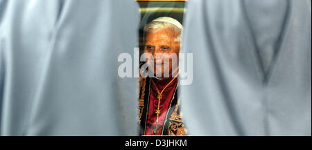 (Dpa) - zwei Nonnen sieht ein Bild von den neu gewählten Pope Benedict XVI in einem Schaufenster in Rom, Italien, Donnerstag, 21. April 2005. Das Konklave der deutsche Kardinal Joseph Ratzinger zum Papst am Dienstag Abend, 19. April 2005 gewählt. Stockfoto