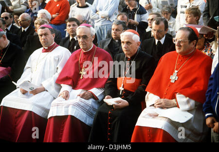 (Dpa-Dateien) - (v.l) Bischof Karl Lehmann, Vorsitzender der Kongregation der Deutschen Bischofskonferenz, Bischof Gerhard Schaffran aus Dresden, Kardinal Joseph Ratzinger aus Rom und Kardinal Joachim Meisner aus Ost-Berlin nebeneinander, während des Gottesdienstes der Eröffnung der ersten ostdeutschen katholischen Sitzung an der Kathedrale in Dresden, DDR, 10. Oktober 1987 sitzen. Stockfoto