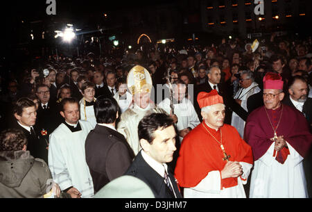 (Dpa-Dateien) - Papst Johannes Paul II (C, in weiß gekleidet und trägt eine Tiara) und Kardinal Joseph Ratzinger (vorne, trägt einen roten Umhang) Teilnehmerzahl in einer Prozession am Ort der Wallfahrt in Altötting, Deutschland, 18. November 1980. Den verstorbenen Papst Johannes Paul II gewidmet einen viertägigen Besuch in Deutschland ab dem 15. November 19. November 1980. Stockfoto