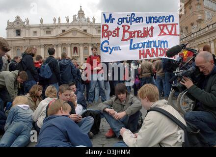 (Dpa) - die deutschen Pilger begrüßen neu gewählten Papst Benedict XVI. mit einem Banner auf dem Petersplatz in Rom, Italien, Mittwoch, 20. April 2005. Kardinal Joseph Ratzinger Deutschlands wurde Papst im Vatikan am Dienstag, 19. April 2005 am Ende eines der kürzesten Konklave in der Geschichte gewählt, vorausgesetzt, der Name von Papst Benedikt XVI. Stockfoto