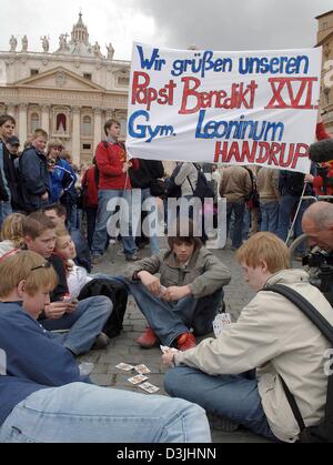 (Dpa) - die deutschen Pilger begrüßen neu gewählten Papst Benedict XVI. mit einem Banner auf dem Petersplatz in Rom, Italien, Mittwoch, 20. April 2005. Kardinal Joseph Ratzinger Deutschlands wurde Papst im Vatikan am Dienstag, 19. April 2005 am Ende eines der kürzesten Konklave in der Geschichte gewählt, vorausgesetzt, der Name von Papst Benedikt XVI. Stockfoto