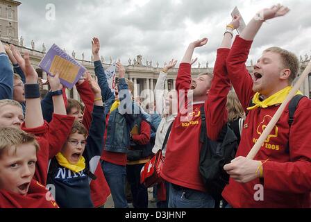 (Dpa) - die deutschen Pilger begrüßen neu gewählten Papst Benedict XVI.  auf dem Petersplatz in Rom, Italien, Mittwoch, 20. April 2005. Kardinal Joseph Ratzinger Deutschlands wurde Papst im Vatikan am Dienstag, 19. April 2005 am Ende eines der kürzesten Konklave in der Geschichte gewählt, vorausgesetzt, der Name von Papst Benedikt XVI. Stockfoto