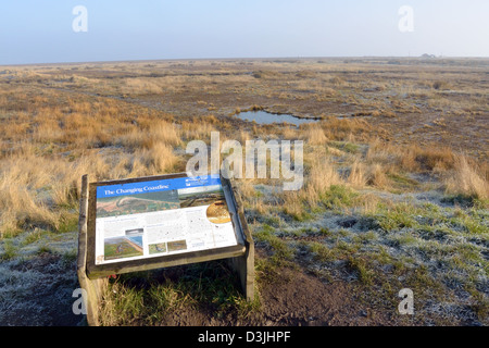 Interpretierende Zeichen auf der Norfolk Küste Weg National Trail, Blakeney National Nature Reserve, Norfolk, UK Stockfoto