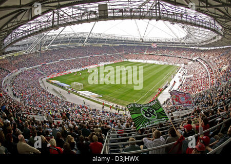 (Dpa) - Deutsche Bundesliga Fußballspiel Hannover 96 vs. FC Bayern München. Zum ersten Mal seit seiner Eröffnung ist jeder Ort in der neu errichteten Stadion 50.000 Kapazität AWD-Arena in Hannover, 16. April 2005 verkauft. Stockfoto
