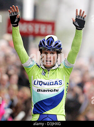 (Dpa) - der italienische Radsport pro Danilo di Luca Team Liquigas-Bianchi feiert seinen Triumph in der ProTour Amstel Gold Race in Valkenburg, Niederlande, 17. April 2005. 40. Amstel Gold Race führte über 250,7 km von Maastricht, Valkenburg. Stockfoto