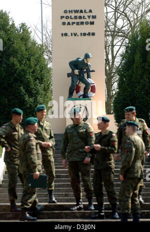 (Dpa) - eine Gruppe von polnischen Soldaten stehen vor einem Denkmal, das polnische Soldaten erinnert, die im Voraus in Berlin während des zweiten Weltkriegs in Gozdowice, Polen, 14. April 2005 gestorben. Der Platz liegt in der Nähe der Deutsch-Polis-Grenzübergang Guestebieser lose in der Region Oderbruch. Die sowjetische Armee kam am Fluss Oder am 31. Januar 1945. Die letzte große Skala Stockfoto