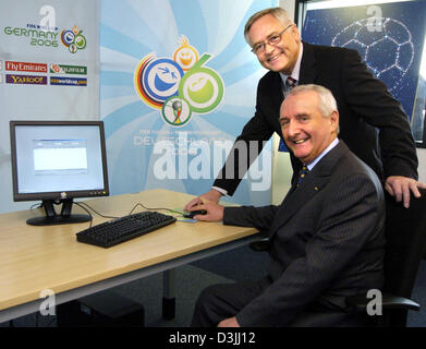 (Dpa) - Fußball-Weltmeisterschaft 2006 Organisationskomitee Vizepräsident Horst R. Schmidt (hinten) und FIFA-Vize-Präsident David Will mit einem Mausklick Ticket Gewinnspiel für die FIFA WM 2006 in Deutschland in einem Büro in Frankfurt Main, Deutschland, Freitag, 15. April 2005 starten. Eine offizielle Vermesser des deutschen Landes Hessen Zeugen der Ziehung für 812.000 Eintrittskarten für alle 64 Spiele der Stockfoto