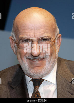 (Dpa) - Schering AG Aufsichtsratsmitglied britische John Dormandy während der Hauptversammlung der Gesellschaft das Internationale Congress Center (ICC) in Berlin, Deutschland, 14. April 2005. Stockfoto