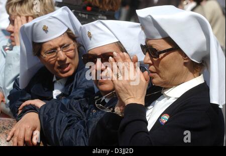 (Dpa) - drei Nonnen beten vor den Petersdom im Vatikan, Vatikanstadt, 7. April 2005. Menschen aus aller Welt warteten hier bis zu zehn Stunden, um ihre würdigen verstorbenen Papstes. Papst Johannes Paul II starb im Alter von 84 im Vatikan am Samstagabend, 2. April 2005. Stockfoto