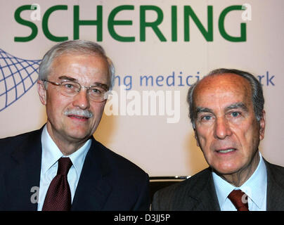 (Dpa) - Hubertus Erlen (L), Vorsitzender der Schering AG und Giuseppe Vita, Vorsitzender des Aufsichtsrats stehen nebeneinander vor Beginn der Hauptversammlung des Unternehmens das Internationale Congress Center (ICC) in Berlin, 14. April 2005. Der Vorstand der Schering AG vorgeschlagen einen Bonus von 1 Euro je Aktie des Unternehmens Ergebnissteigerung um 1 nach Stockfoto