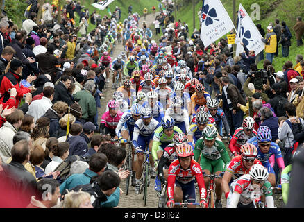 (Dpa) - Fahrt über Kopfsteinpflaster, angefeuert von den Zuschauern während des traditionellen Paris-Roubaix-Rennens in der Nähe von Compiègne, Frankreich, 10. April 2005 Profi-Radrennfahrer. Der Belgier Tom Boonen gewann das Rennen mit amerikanischen George Hincapie in zweiten und Spanisch Juan Antonio Flecha an dritter Stelle. Ca. 55 Kilometer von der berühmten 259 Kilometer langen Rennen übernehmen die Fahrer die berüchtigte Kopfsteinpflaster Stockfoto