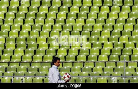(Dpa) - FC Chelsea London-Manager Jose Mourinho hält einen Fußball auf dem Rasen des Olympiastadions in München, Deutschland, 11. April 2005. FC Chelsea treffen deutscher Rekord Fußball-Meister FC Bayern München in die UEFA Champions League Viertelfinale, Rückspiel am 12. April 2005 entsprechen. Stockfoto