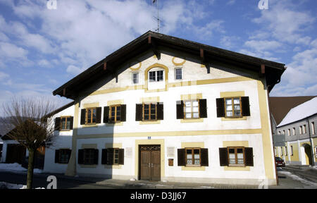 (Dpa) - das Foto zeigt die Geburtsstätte des Joseph Cardinal Ratzinger in Marktl, Deutschland, 8. Februar 2005. Die Dorfbewohner des idyllischen Dorfes im deutschen Bundesland Bayern schauen im Moment besonders interessiert in Richtung Rom. Thema Nummer 1 im Dorf nahe der österreichischen Grenze ist die Wahl des neuen Papstes. Eines der am meisten genannten Kandidaten, Kardinal Dekan Joseph Ratzing Stockfoto