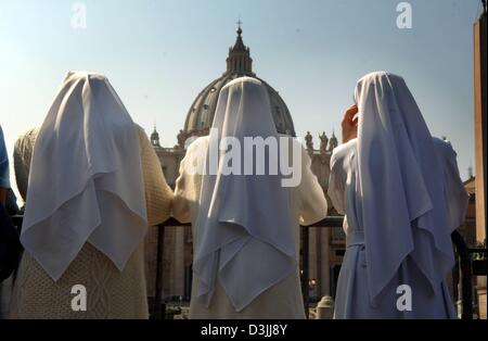 (Dpa) - drei Nonnen beten für die verstorbenen Papst Johannes Paul II. vor der Kathedrale auf dem Petersplatz im Vatikan, Vatikanstadt, 6. April 2005. Der Papst starb im Alter von 84 im Vatikan am Samstagabend, 2. April 2005. Stockfoto