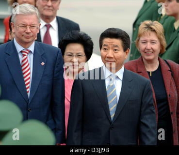 (Dpa) - südkoreanische Präsident Roh Moo Hyun (vorne) und seine Frau Kwon Yang Suk (2. v. L) werden von Roland Koch (L), Premierminister der Landeshauptstadt von Hessen und seiner Frau Anke Koch am Flughafen in Frankfurt am Main, 13. April 2005 begrüßt. Roh Moo-Hyun verbringt zusammen mit seiner Frau zwei Tage seines Besuchs in Deutschland in Hessen. Rhein-Main-Gebiet ist wegen des Flughafens der mos Stockfoto