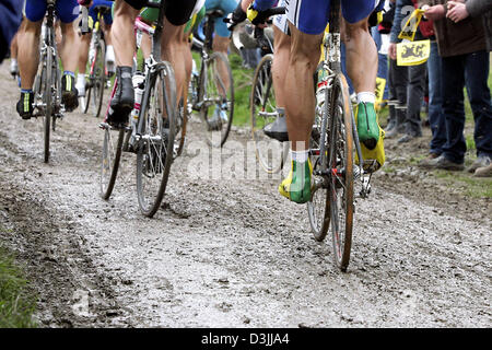 (Dpa) - Radfahrer abgebildet, während die Kopfsteinpflaster Klassiker Paris-Roubaix in der Nähe von Compiègne, Frankreich, 10. April 2005. Stockfoto