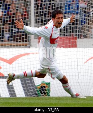 (Dpa) - VfB Stuttgart Stürmer Kevin Kuranyi feiert nach dem Tor das 1: 0-Führung gegen FC Schalke 04 im Gottlieb-Daimler-Stadion in Stuttgart, Deutschland, 9. April 2005. Stockfoto