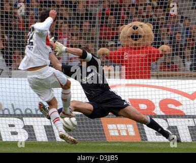 (Dpa) - scores VfB Stuttgart Stürmer Kevin Kuranyi (L) für die 1: 0-Führung gegen FC Schalke 04 Torwart Frank Rost während ihrer Bundesligaspiel im Gottlieb-Daimler-Stadion Stuttgart, Deutschland, 9. April 2005. Stockfoto