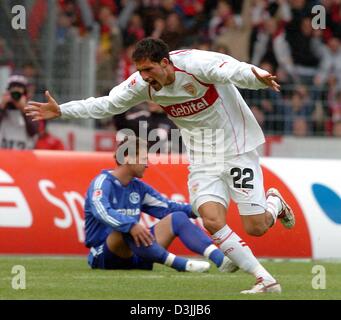 (Dpa) - VfB Stuttgart Stürmer Kevin Kuranyi feiert nach dem Tor das 1: 0-Führung gegen FC Schalke 04 im Gottlieb-Daimler-Stadion in Stuttgart, Deutschland 9. April 2005. Im Hintergrund sitzt Schalkes Marcelo Bordon am Boden. Stockfoto