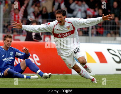 (Dpa) - feiert VfB Stuttgarts Stürmer Kevin Kuranyi (R) nach dem Tor das 1: 0-Führung gegen FC Schalke 04 im Gottlieb-Daimler-Stadion in Stuttgart, Deutschland, 9. April 2005. Im Hintergrund sitzt Schalkes Marcelo Bordon am Boden. Stockfoto