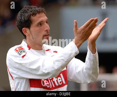 (Dpa) - VfB Stuttgart Stürmer Kevin Kuranyi feiert seinen dritten Tor gegen FC Schalke 04 durch gestikulieren mit den Fans im Gottlieb-Daimler-Stadion in Stuttgart, Deutschland, 9. April 2005. Stockfoto