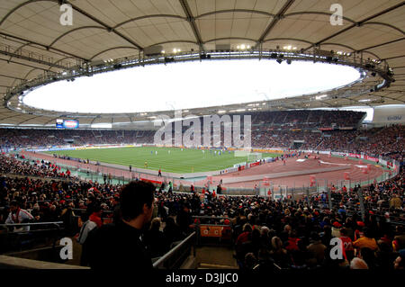 (Dpa) - eine allgemeine Übersicht über die vollen überfüllten Gottlieb-Daimler-Stadion während der Bundesliga Spiel VfB Stuttgart gegen FC Schalke 04 in Stuttgart, Deutschland, 9. April 2005. Nachdem die Bauarbeiten im Dezember 2005 abgeschlossen ist werden die Stadionkapazität 57.000. Während der FIFA Fußball-Weltmeisterschaft 2006 werden in Baden-Württembergs Landeshauptstadt Stuttgart sechs Spiele gespielt werden. Stockfoto