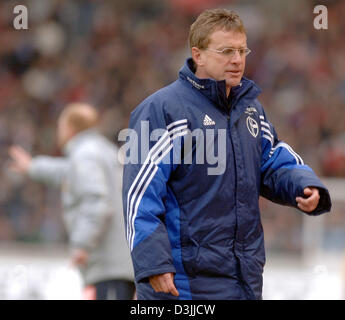 (Dpa) - FC Schalke 04-Manager Ralf Rangnick (R) sieht bei seinem Team Niederlage gegen den VfB Stuttgart im Gottlieb-Daimler-Stadion in Stuttgart, Deutschland, 9. April 2005 deprimiert. Im Hintergrund deutet VfB Stuttgart Manager Matthias Sammer. Stockfoto