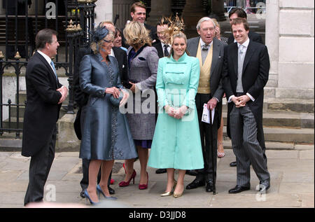 (Dpa) - Annabel Elliott (2. v. L), Camilla es Schwester Laura (C) und Tom Parker Bowles (R), Camilllas Kinder und Camilla es Vater Bruce Shand (2. v. R) für ein Gruppenbild darstellen, wie sie die Hochzeit ihrer Mutter Camilla Parker Bowles und Prinz Charles in Windsor, UK, 9. April 2005 besuchen. Stockfoto