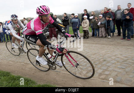 (Dpa) - deutsche Radfahrer Steffen Wesemann (R) und einen Radler fahren über Kopfsteinpflaster während des traditionellen Paris-Roubaix-Rennens in der Nähe von Compiègne, Frankreich, 10. April 2005. Wesenmann war der beste deutsche Fahrer mit Position 16. Ca. 55 Kilometer von der berühmten 259 Kilometer langen Rennen nehmen die Fahrer über die berühmt-berüchtigten Kopfsteinpflaster-Straßen von Nordfrankreich. Stockfoto