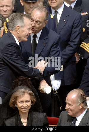 (Dpa) - French President Jacques Chirac (R) und ehemalige US-Präsident George Bush begrüßen einander, während der spanische König Juan Carlos und seine Frau Sofia im Bild Vordergrund, zu Beginn der Trauerfeier für Papst Johannes Paul II. auf dem Petersplatz im Vatikan, Vatikanstadt, 8. April 2005 sitzen. Der Papst starb im Alter von 84 Jahren am vergangenen Samstag. Stockfoto